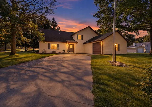 Photo 3 of Single family home for sale at 1801 Lake Shore Dr, Mahomet, IL 61853 | MLS# 12751641 | Listing updated on 2026-10-06