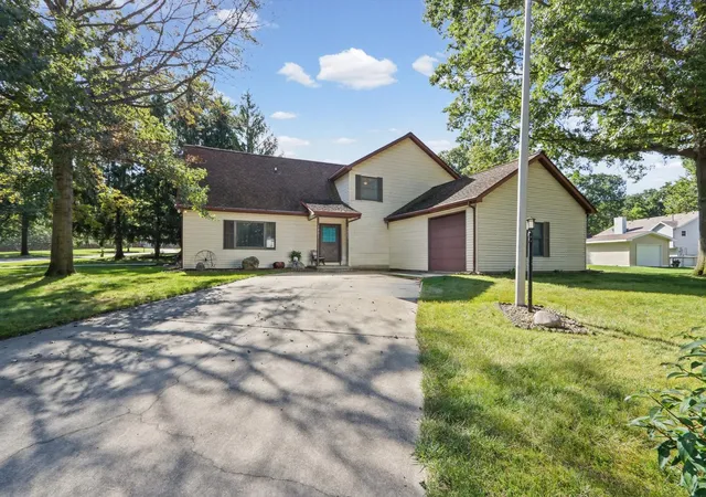 Photo 4 of Single family home for sale at 1801 Lake Shore Dr, Mahomet, IL 61853 | MLS# 12751641 | Listing updated on 2026-10-06