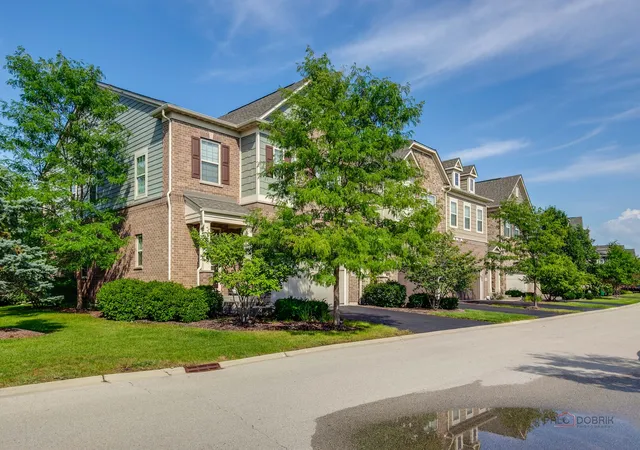 Photo 2 of Townhouse for sale at 335 Camberley Ln, Lincolnshire, IL 60069 | MLS# 12751667 | Listing updated on 2026-09-14