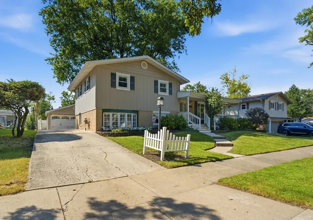 Photo 3 of Single family home for sale at 15124 Hillside Ave, Oak Forest, IL 60452 | MLS# 12751718 | Listing updated on 2026-09-07