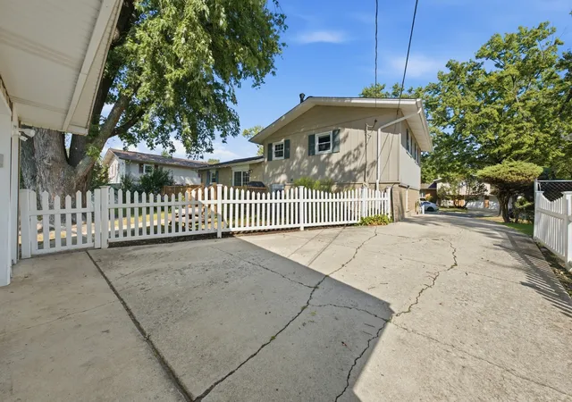 Photo 4 of Single family home for sale at 15124 Hillside Ave, Oak Forest, IL 60452 | MLS# 12751718 | Listing updated on 2026-09-07