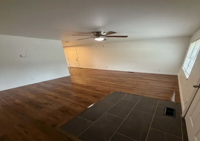 Photo 3 of Single family home for sale at 1007 Kingsley Dr, Machesney Park, IL 61115 | MLS# 12751728 | Listing updated on 2026-09-21