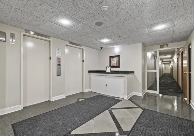 Listing Photo 4 - Condo for sale in building located at 1800 Huntington Blvd, Hoffman Estates, IL 60169 - Unit #307