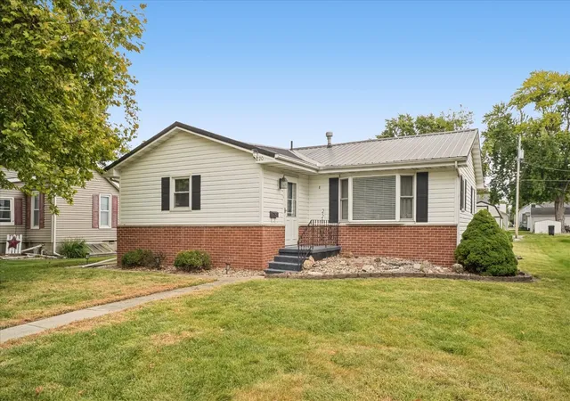 Photo 2 of Single family home for sale at 220 S State St, Gibson City, IL 60936 | MLS# 12751775 | Listing updated on 2026-10-09