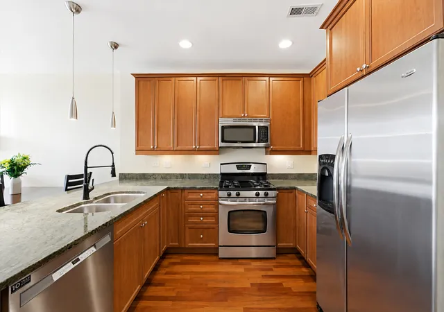 Photo 4 of Condo for sale at 3946 N Ravenswood Ave #411, Chicago, IL 60613 | MLS# 12751786 | Listing updated on 2026-09-12