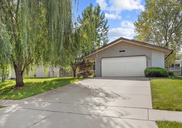 Photo 2 of Single family home for sale at 124 Patricia Dr, Schaumburg, IL 60193 | MLS# 12751804 | Listing updated on 2026-09-08