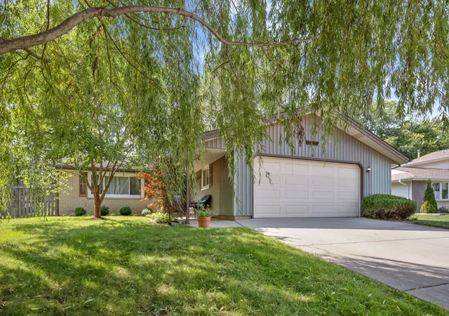 Photo 3 of Single family home for sale at 124 Patricia Dr, Schaumburg, IL 60193 | MLS# 12751804 | Listing updated on 2026-09-08