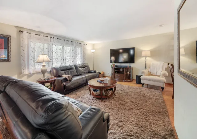 Photo 4 of Single family home for sale at 124 Patricia Dr, Schaumburg, IL 60193 | MLS# 12751804 | Listing updated on 2026-09-08