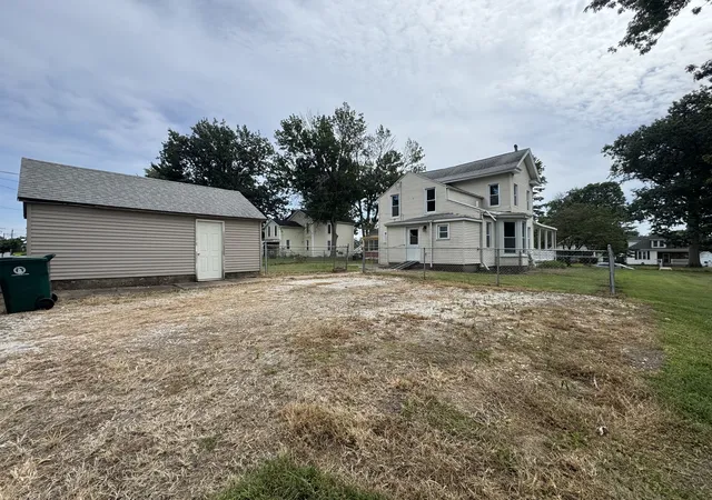 Photo 2 of Single family home for sale at 2301 Elm St, Quincy, IL 62301 | MLS# 12751814 | Listing updated on 2026-10-02