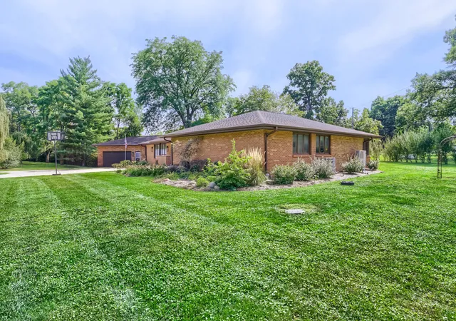 Photo 4 of Single family home for sale at 1803 Paula Ct, Sleepy Hollow, IL 60118 | MLS# 12751819 | Listing updated on 2026-09-17