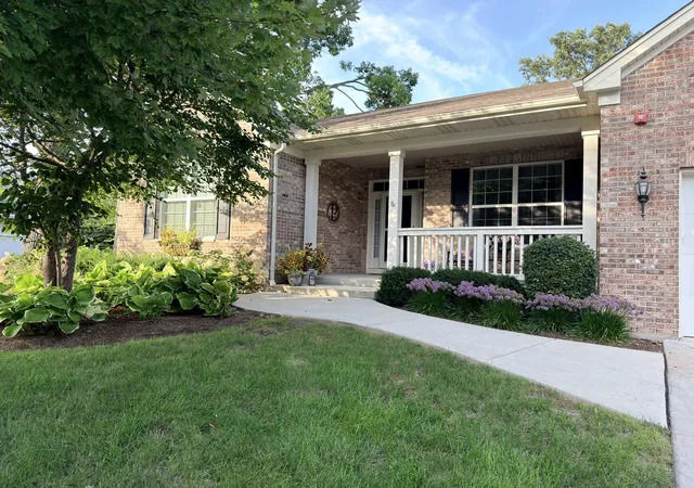 Photo 3 of Single family home for sale at 1707 Pondview Dr, Hoffman Estates, IL 60192 | MLS# 12751823 | Listing updated on 2026-09-17