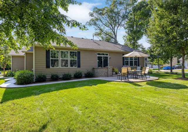 Photo 3 of Single family home for sale at 1707 Pondview Dr, Hoffman Estates, IL 60192 | MLS# 12751823 | Listing updated on 2026-09-17
