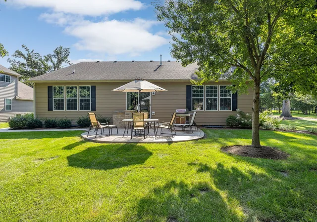 Photo 4 of Single family home for sale at 1707 Pondview Dr, Hoffman Estates, IL 60192 | MLS# 12751823 | Listing updated on 2026-09-17