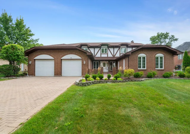 Photo 3 of Single family home for sale at 521 Forest Mews Dr, Oak Brook, IL 60523 | MLS# 12751856 | Listing updated on 2026-09-25
