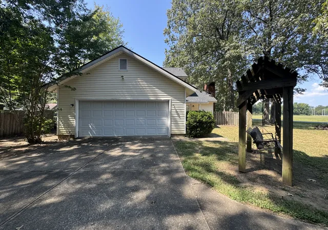 Photo 2 of Single family home for sale at 2 Hickory Ln, Metropolis, IL 62960 | MLS# 12751861 | Listing updated on 2026-10-05