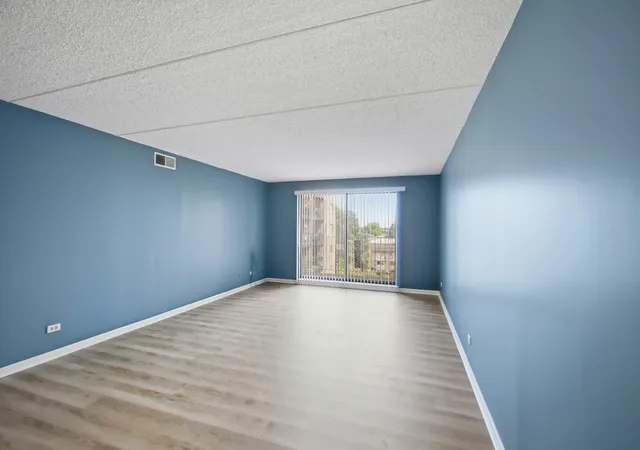 Listing Photo 5 - Condo for sale in building located at 9357 Landings Ln, Des Plaines, IL 60016 - Unit #401