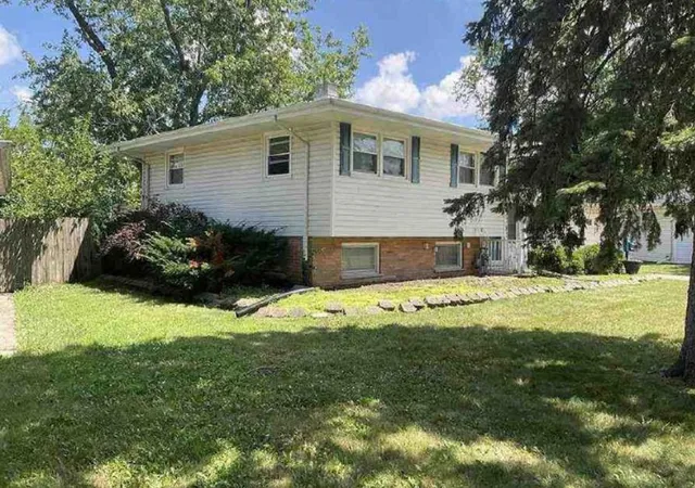 Photo 3 of Single family home for sale at 18917 Lorenz Ave, Lansing, IL 60438 | MLS# 12751893 | Listing updated on 2026-09-05