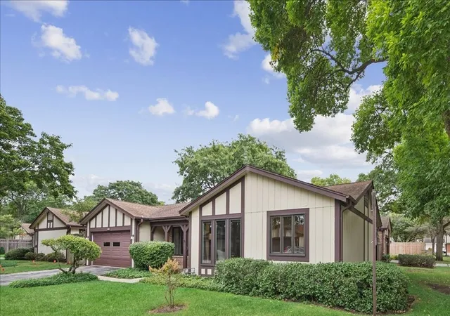 Photo 3 of Single family home for sale at 1464 Estate Ln, Glenview, IL 60025 | MLS# 12751911 | Listing updated on 2026-09-23