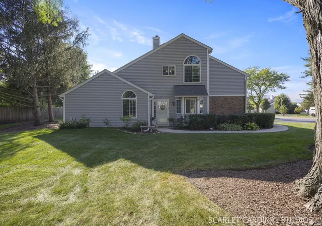 Photo 2 of Townhouse for sale at 449 Canterbury Dr, Carol Stream, IL 60188 | MLS# 12751944 | Listing updated on 2026-09-16