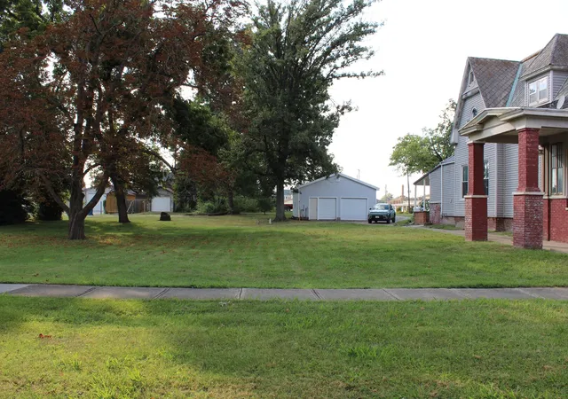 Photo 3 of Sale Pending at 304 S Maple St, Centralia, IL 62801 | MLS# 12751975 | Listing updated on 2026-09-28