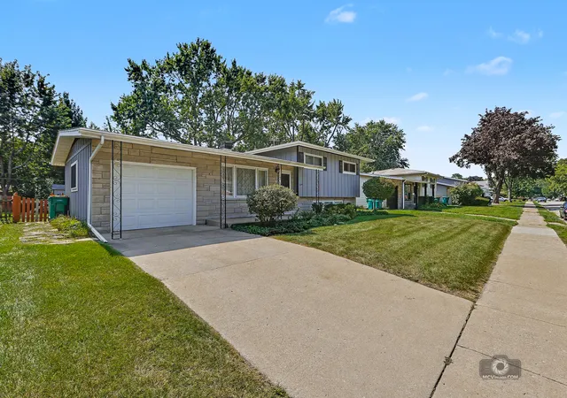 Photo 2 of Single family home for sale at 2204 Douglas St, Joliet, IL 60435 | MLS# 12751977 | Listing updated on 2026-09-17