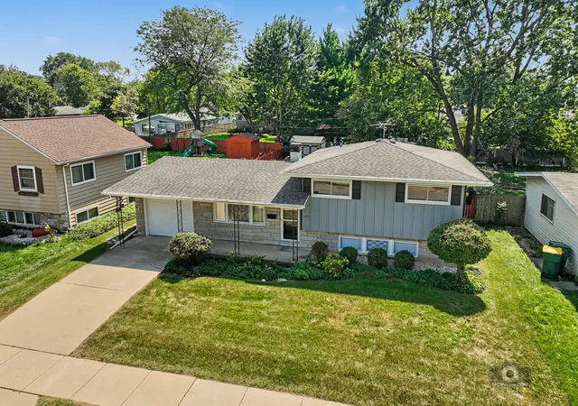 Photo 3 of Single family home for sale at 2204 Douglas St, Joliet, IL 60435 | MLS# 12751977 | Listing updated on 2026-09-17