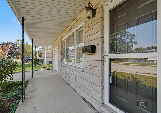 Photo 4 of Single family home for sale at 2204 Douglas St, Joliet, IL 60435 | MLS# 12751977 | Listing updated on 2026-09-17