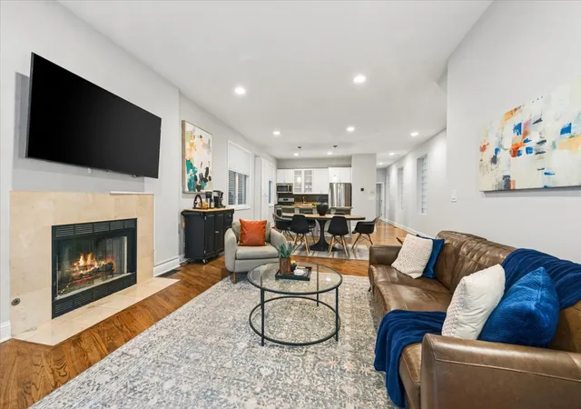 Photo 2 of Sale Pending at 1021 N Winchester Ave #1, Chicago, IL 60622 | MLS# 12752000 | Listing updated on 2026-10-03