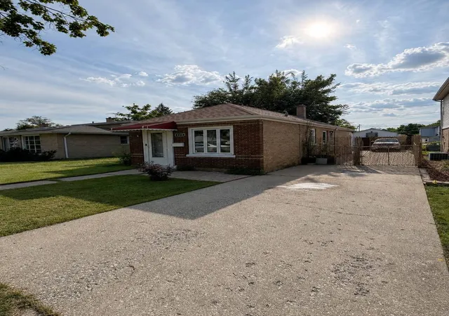 Photo 3 of Single family home for sale at 4418 Madison Ave, Brookfield, IL 60513 | MLS# 12752015 | Listing updated on 2026-10-06