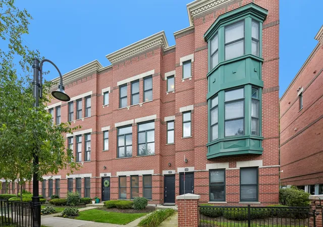Photo 2 of Townhouse for sale at 209 W Wood St, Palatine, IL 60067 | MLS# 12752016 | Listing updated on 2026-09-06