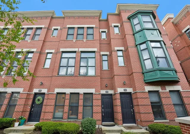Photo 3 of Townhouse for sale at 209 W Wood St, Palatine, IL 60067 | MLS# 12752016 | Listing updated on 2026-09-06