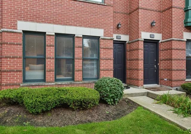 Photo 4 of Townhouse for sale at 209 W Wood St, Palatine, IL 60067 | MLS# 12752016 | Listing updated on 2026-09-06