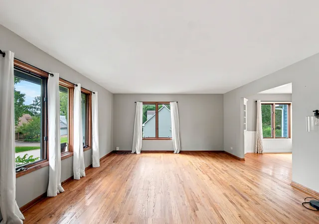 Photo 4 of Single family home for sale at 143 Mccullom St, Crystal Lake, IL 60014 | MLS# 12752030 | Listing updated on 2026-09-15