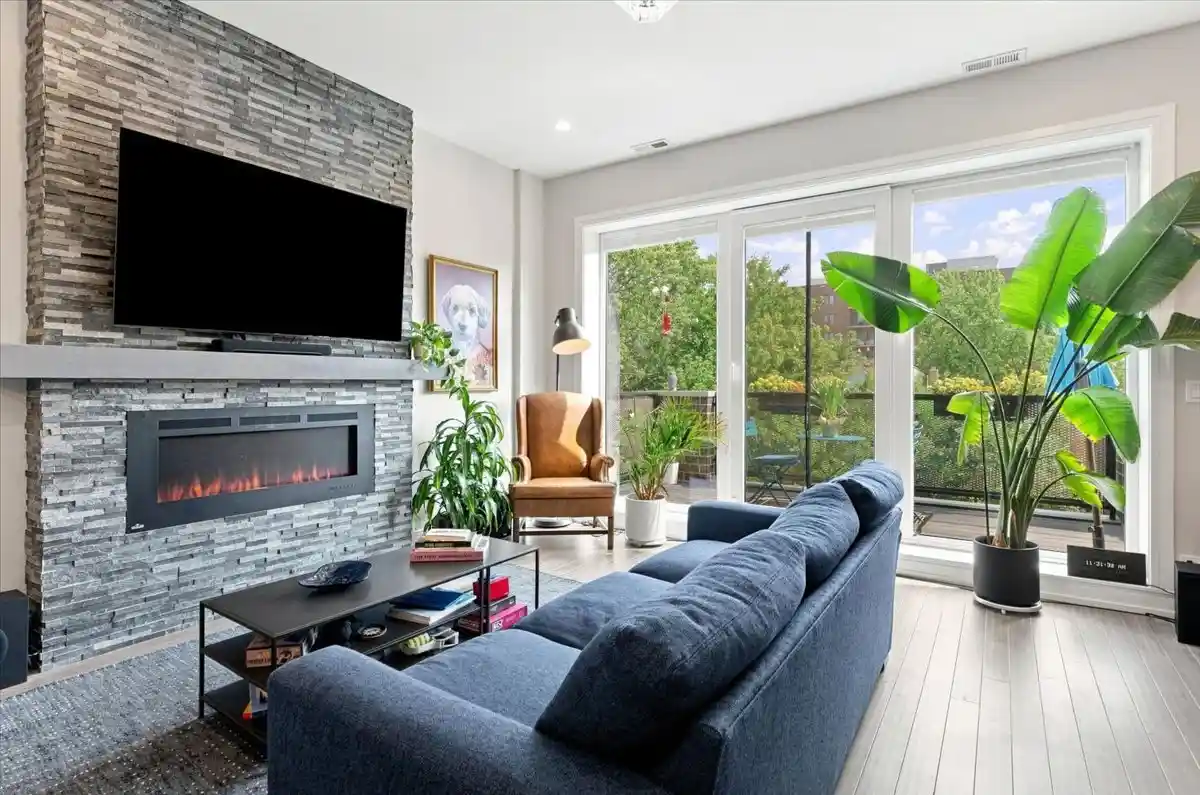 Listing Photo 2 - Condo for sale in 4858 N Kenmore Ave located at 4858 N Kenmore Ave, Chicago, IL 60640 - Unit #3N
