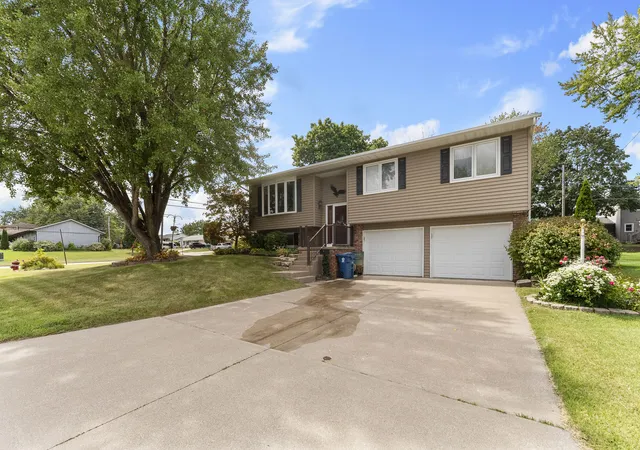 Photo 2 of Single family home for sale at 2957 9 1/2 St, East Moline, IL 61244 | MLS# 12752068 | Listing updated on 2026-09-13