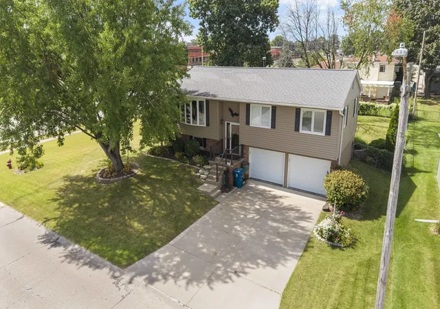 Photo 3 of Single family home for sale at 2957 9 1/2 St, East Moline, IL 61244 | MLS# 12752068 | Listing updated on 2026-09-13