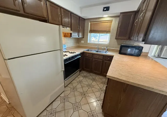 Listing Photo 3 - Condo for sale in building located at 5779 N Nw Hwy, Chicago, IL 60631 - Unit #103