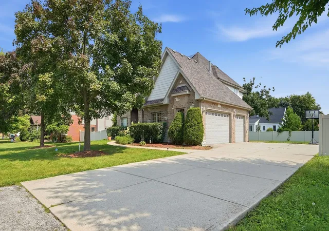 Photo 4 of Single family home for sale at 12327 S 71st Court, Palos Heights, IL 60463 | MLS# 12752112 | Listing updated on 2026-09-25