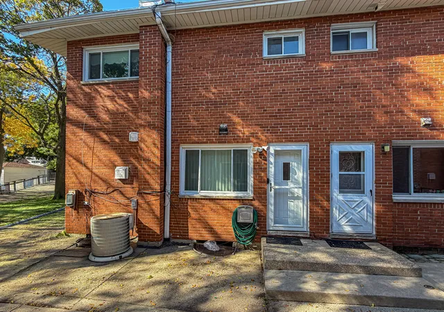 Photo 2 of Townhouse for sale at 2500 W Birchwood Ave #A, Chicago, IL 60645 | MLS# 12752116 | Listing updated on 2026-10-08