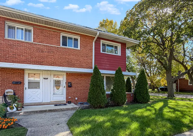 Photo 3 of Townhouse for sale at 2500 W Birchwood Ave #A, Chicago, IL 60645 | MLS# 12752116 | Listing updated on 2026-10-08