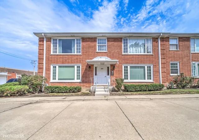 Photo 2 of Condo for sale at 1450 Plymouth Pl #2W, Glenview, IL 60025 | MLS# 12752141 | Listing updated on 2026-09-12