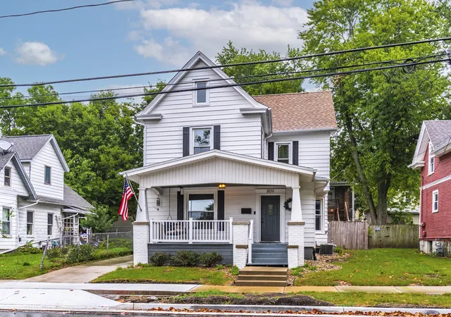 Photo 1 of Single family home for sale at 809 N Lee St, Bloomington, IL 61701 | MLS# 12752184 | Listing updated on 2026-09-12