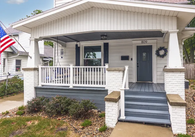Photo 2 of Single family home for sale at 809 N Lee St, Bloomington, IL 61701 | MLS# 12752184 | Listing updated on 2026-09-12