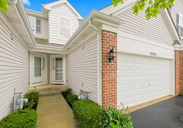 Listing Photo 3 - Condo for sale in building located at 28055 W Niagara St, Lakemoor, IL 60051 - Unit #28055