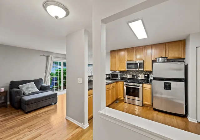 Listing Photo 5 - Condo for sale in building located at 28055 W Niagara St, Lakemoor, IL 60051 - Unit #28055