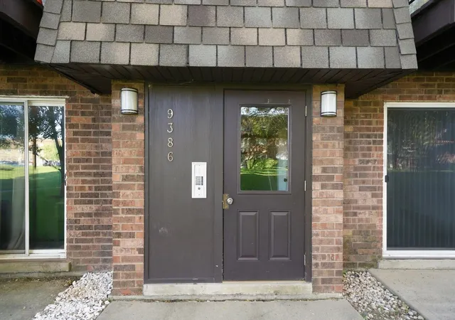 Photo 3 of Condo for sale at 9386 Bay Colony Dr #1S, Des Plaines, IL 60016 | MLS# 12752191 | Listing updated on 2026-10-08
