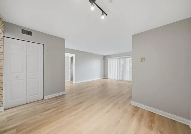 Photo 3 of Condo for sale at 9386 Bay Colony Dr #1S, Des Plaines, IL 60016 | MLS# 12752191 | Listing updated on 2026-10-08
