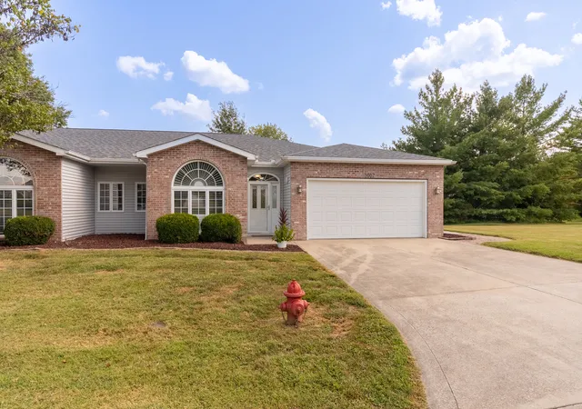 Photo 2 of Townhouse for sale at 1017 Villa Ct, Carbondale, IL 62901 | MLS# 12752219 | Listing updated on 2026-09-13
