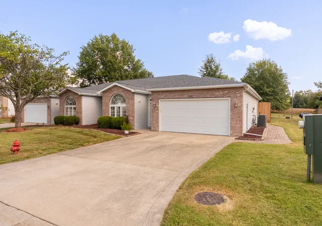 Photo 3 of Townhouse for sale at 1017 Villa Ct, Carbondale, IL 62901 | MLS# 12752219 | Listing updated on 2026-09-13
