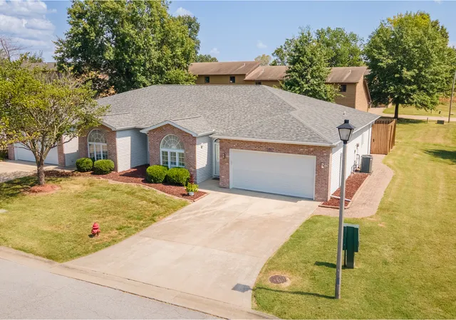 Photo 36 of Townhouse for sale at 1017 Villa Ct, Carbondale, IL 62901 | MLS# 12752219 | Listing updated on 2026-09-07